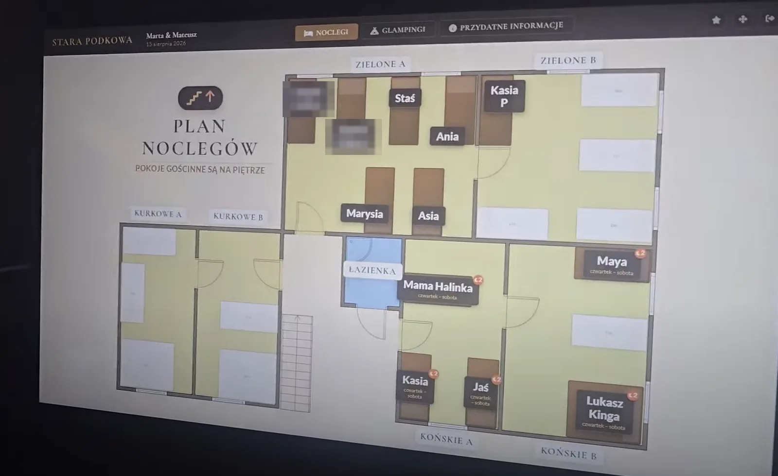 The display at the entrance with the room plan: a floor plan with rooms and guests' names assigned to beds