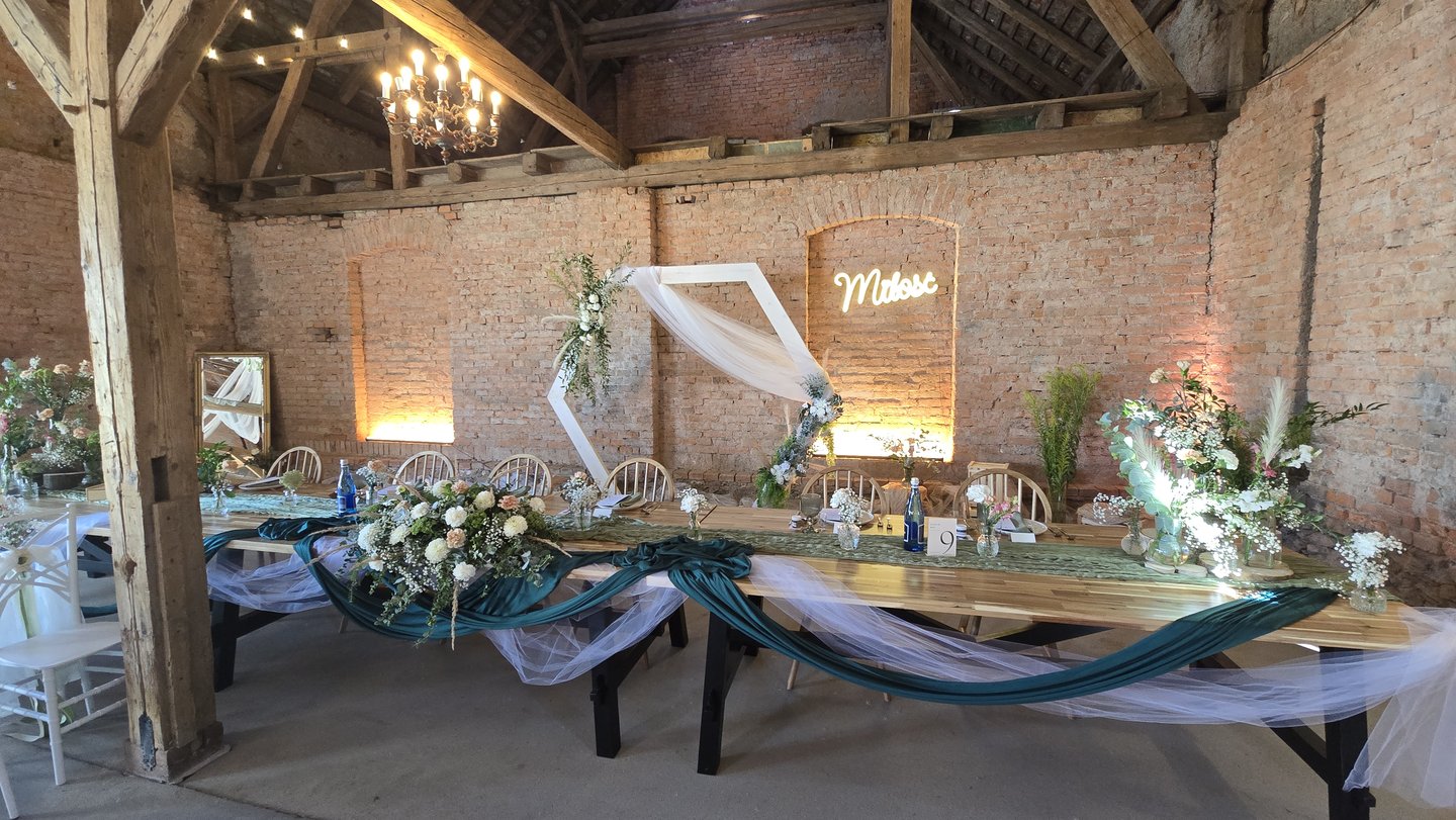 Stół Pary z zielonym bieżnikiem, neon „Miłość”, łuk