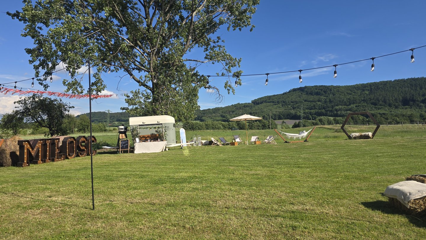 Łąka z girlandą świateł, hamaki, siano, wzgórza, dzień