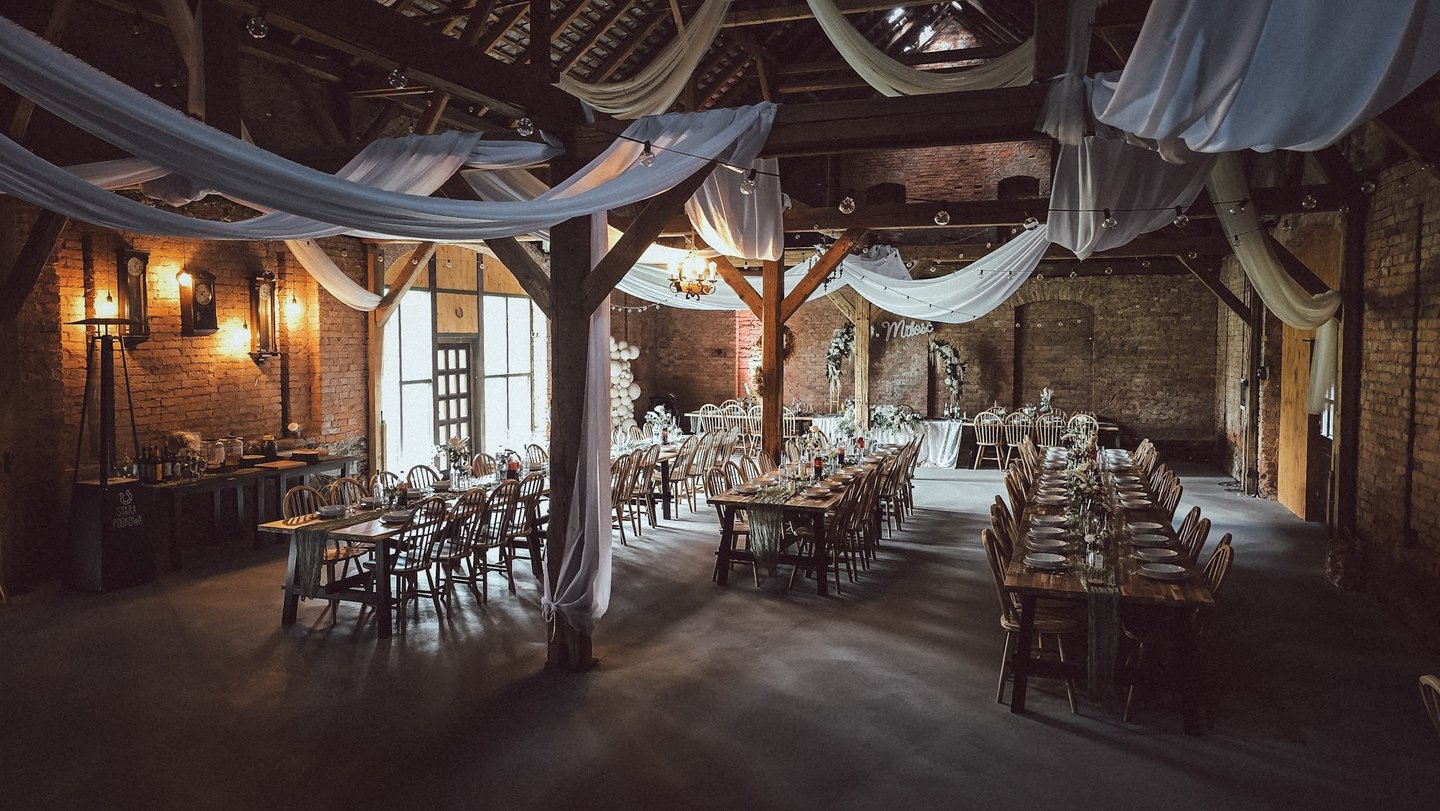 Sala z tiulem, stoły, okno, stonowane (2048 px)